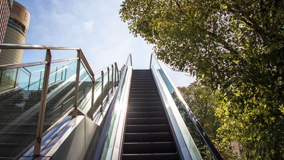 Descubre el diseño de las escaleras mecánicas y su funcionamiento
