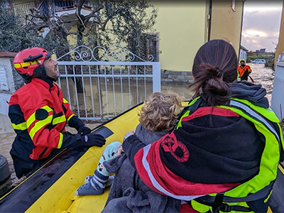 Rescue crew with a raft